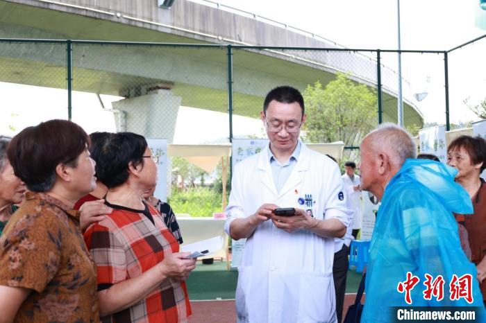 (身边的变化)百余专家回老家义诊:用医学所成回馈家乡 点亮乡村医路 (身边的变化)百余专家回老家义诊:用医学所成回馈家乡 点亮乡村医路