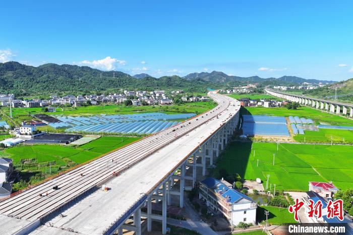 探访沪昆高速梨东改扩建工程:智慧与绿色交织融合 探访沪昆高速梨东改扩建工程:智慧与绿色交织融合